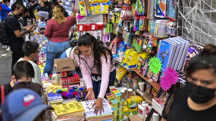 Une semaine avant la rentrée, les familles mexicaines se pressent dans les magasins pour acheter les fournitures scolaires, comme ici à Mexico City. (PEDRO PARDO / AFP)