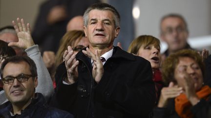 Le 21 septembre, il s'offre un d&eacute;tour par le stade Charles-Mathon d'Oyonnax (Ain), pour encourager son fils rugbyman, Thibault Lassalle, face au Stade Fran&ccedil;ais. (PHILIPPE MERLE / AFP)