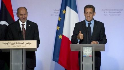 Moustapha Abdeljalil, dirigeant du CNT, et Nicolas Sarkozy, lors de la conférence de Paris sur la Libye (01/09/11) (AFP / Lionel Bonaventure)