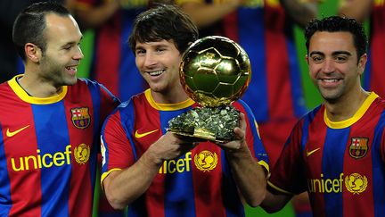 De gauche &agrave; droite, les joueurs du FC Barcelone Andres Iniesta, Lionel Messi et Xavi Hernandez, le 12 janvier 2011 au Camp Nou, &agrave; Barcelone (Espagne). (JL / AFP)