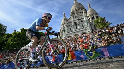 La Belge Lotte Kopecky passe devant la basilique du Sacré-Cœur, lors de la course cycliste sur route féminine des Jeux olympiques de Paris, le 4 août 2024.