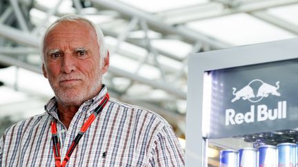 Le fondateur de Red Bull,&nbsp;Dietrich Mateschitz, le 19 juin 2015 au Grand Prix de Formule 1 autrichien, à Salzbourg (Autriche).&nbsp; (ERWIN SCHERIAU / APA / AFP)