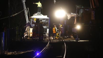 Les secours sur les voies du chemin de fer, à Millas, dans les Pyrénées-Orientales, le 14 décembre 2017.&nbsp; (RAYMOND ROIG / AFP)