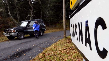 Des gendarmes sur la route menant &agrave; Tarnac (Corr&egrave;ze), le 11 novembre 2008. (THIERRY ZOCCOLAN / AFP)