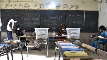 Des élections municipales et départementales, les premières au suffrage universel direct, se sont tenues au Sénégal, le 23 janvier 2022. Ici, un bureau de vote dans une école de Dakar. (SEYLLOU / AFP)