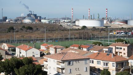 La zone industrielle de Fos-sur-Mer vue depuis les habitations. (CLEMENT MAHOUDEAU / MAXPPP)