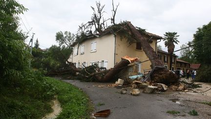 Un fort orage à Auch dans le Gers, le 21 juin 2023. (SEBASTIEN LAPEYRERE / MAXPPP)