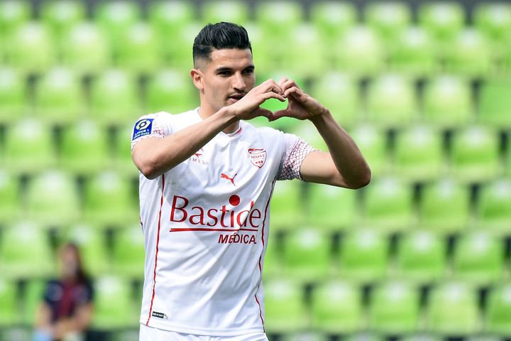 Le Nîmois Zinedine Ferhat célèbre après son but contre Metz, dimanche 9 mai. (JEAN CHRISTOPHE VERHAEGEN / AFP)