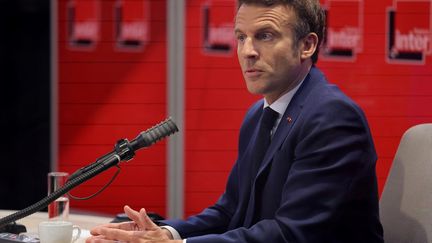 Emmanuel Macron, le 22 avril 2022, sur France Inter. (THOMAS COEX / AFP)