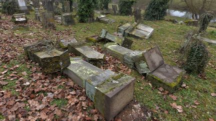 Des tombes profanées au cimetière juif de Sarre-Union (Bas-Rhin), le 17 février 2015. (PATRICK HERTZOG / AFP)