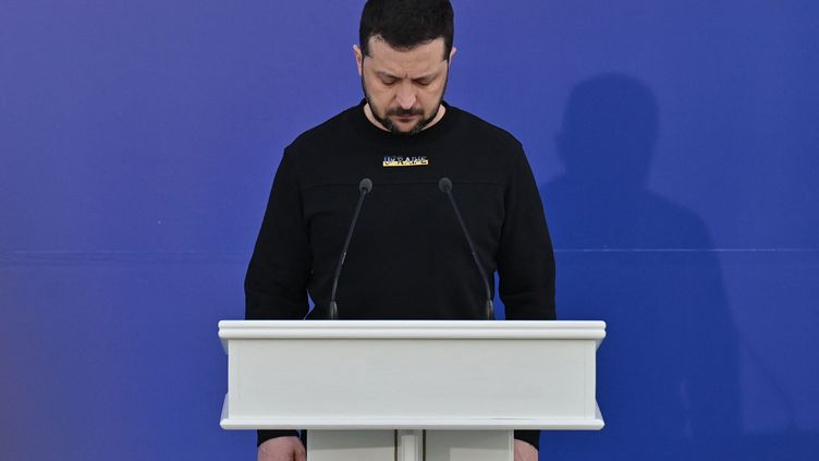 Le président ukrainien Volodymyr Zelensky incline la tête lors d'un discours devant des militaires ukrainiens musulmans à l'occasion du ramadan, le 12 avril 2023. (PRESIDENCE UKRAINIENNE / AFP)