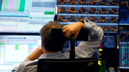 Un trader à la bourse de Francfort (Allemagne), le 6 avril 2018. (RALPH ORLOWSKI / REUTERS)