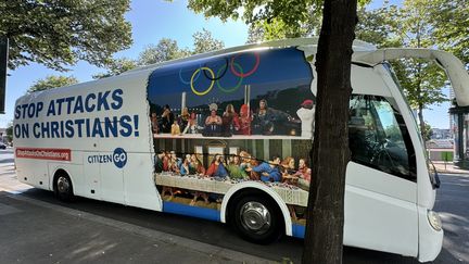 Un car floqué par l'association Citizen Go stationné devant la Maison de la Radio et de la Musique, dans le 16e arrondissement de Paris, le 5 août 2024. (VALERIA EMANUELE / RADIOFRANCE)