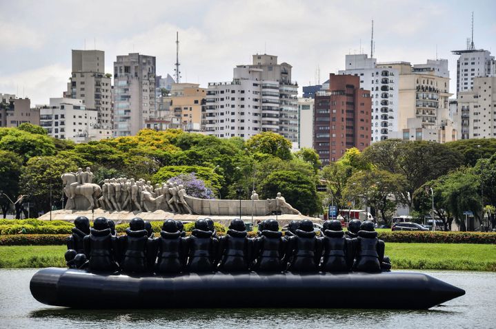 "Law of the Journey", une installation d'Ai Weiwei évoquant le drame des migrants, a vogué sur le lac du parc Ibirapuera de São Paulo avant d'être exposé à l'espace Oca, au coeur du parc (12 octobre 2018)
 (Nelson Almeida / AFP)