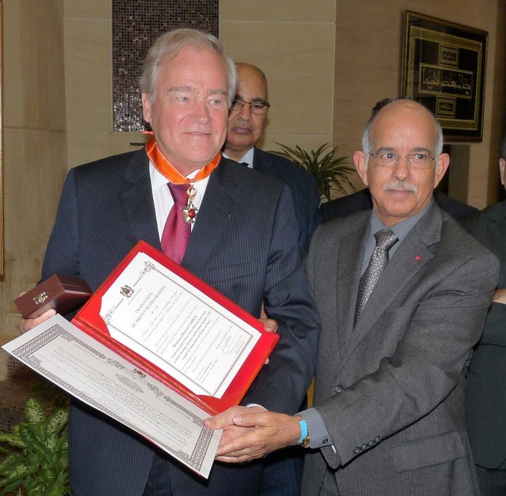 Christian Chambon décoré dans l'ordre du Wissam alaouite (équivalent de la Légion d’honneur) décerné par le roi du Maroc, remis par le président de la chambre des conseillers du Maroc, le 9 mars 2013 à Rabat. (CAPTURE D'ÉCRAN FACEBOOK)