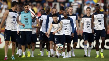 Les joueurs de l'&eacute;quipe de France lors d'une s&eacute;ance d'entra&icirc;nement au stade Santa Cruz de Ribeirao Preto (Br&eacute;sil), le 10 juin 2014. (FRANCK FIFE / AFP)