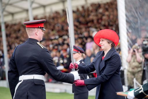 Theresa May lors d'une parade à l'Académie militaire royale de Sandhurst (sud-est du Royaume-Uni) le 13 avril 2017. (REUTERS - Paul Grover - Pool)