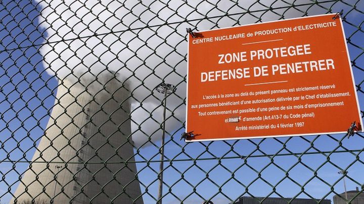 La centrale nucl&eacute;aire de Nogent-sur-Seine (Aube), le 5 d&eacute;cembre 2011, apr&egrave;s l'intrusion de militants de Greenpeace. (FRANCOIS NASCIMBENI / AFP)