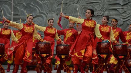 Musique et couleurs lors des spectacles donnés à l’occasion de cette commémoration qui a eu lieu le 12 février 2016. Ici, les danseuses jouent sur des tambours devant le monument dédié à l’empereur Quang Trung (1753-1792), unificateur du Vietnam et vainqueur des invasions étrangères venues de Chine ou du Siam. (HOANG DINH NAM / AFP)