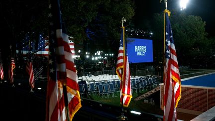 A l'université de Howard, dans le district de Washington, où sont rassemblés les soutiens de Kamala Harris, la foule a déserté les lieux, dans la nuit du 5 au 6 novembre, après que l'équipe de la candidate démocrate a annoncé que cette dernière ne s'exprimerait pas. (KEVIN DIETSCH / GETTY IMAGES NORTH AMERICA / AFP)