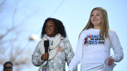 Yolanda Renee King (à gauche), petite-fille de Martin Luther King, samedi 24 mars 2018 lors du rassemblement prônant un plus strict contrôle des armes à feu. Âgée de 9 ans, elle a lancé à la tribune : "Je fais un rêve dans lequel trop c'est trop. Et il ne devrait pas y avoir d'armes dans ce monde".
 (JIM WATSON / AFP)