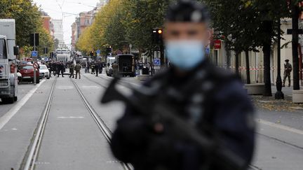 Un policier à Nice après l'attaque à Nice le 29 octobre 2020.&nbsp; (SEBASTIEN NOGIER / EPA)