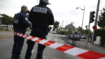 Des policiers témoignent après&nbsp;l'agression de quatre agents le samedi 8 octobre&nbsp;à Viry-Châtillon, dans&nbsp;Essonne.  (ARNAUD JOURNOIS / MAXPPP)