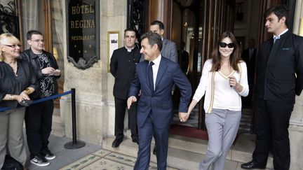 Nicolas Sarkozy et Carla Bruni &agrave; Paris, le 28 juin 2012, lors d'une rencontre avec l'opposante birmane Aung San Suu Kyi. (KENZO TRIBOUILLARD / AFP)