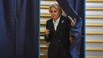 La Première ministre roumaine Viorica Dancila sort d'un isoloir, après avoir voté au référendum constitutionnel, à Bucarest, le 6 octobre 2018. (DANIEL MIHAILESCU / AFP)