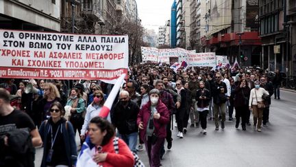 Une manifestation de défiance contre le gouvernement, à Larissa, en Grèce, le 12 mars 2023, après un accident ferroviaire ayant provoqué la mort de 57 personnes. (KONSTANTINOS ZILOS / NURPHOTO / AFP)