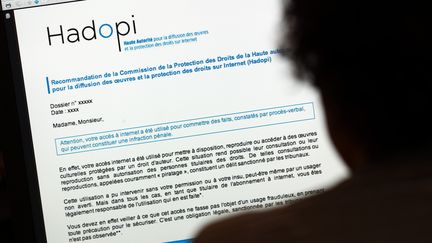 Exemple d'un courrier d'avertissement envoy&eacute; par l'Hadopi aux internautes en infraction. (THOMAS COEX / AFP)