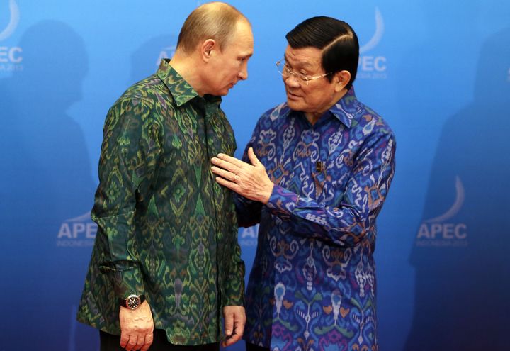 Vladimir Poutin et Nguyen Tan Dung au sommet de l'Apec, &agrave; Bali (Indon&eacute;sie), le 7 octobre 2013. (MAST IRHAM / AFP)