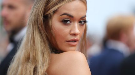 Le festival de Cannes, c'est aussi l'occasion pour les mannequins de poser sur le tapis rouge devant des murs de photographes. La chanteuse et modèle Rita Ora n'en a pas manqué une miette.
 (Valéry Hache / AFP)