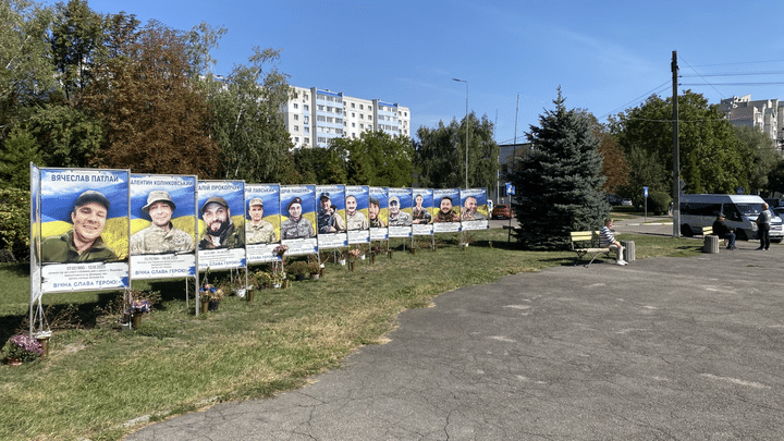 À Hlevakha, 36 portraits de soldats rendent hommage aux morts de la guerre. (BORIS LOUMAGNE / RADIO FRANCE)