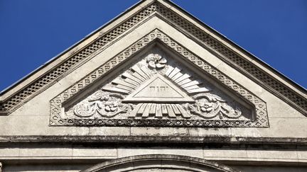 Fronton de la façade du bâtiment des francs maçons, édifice élevé au 19e siècle à Périgueux. (PHILIPPE ROY / AFP)