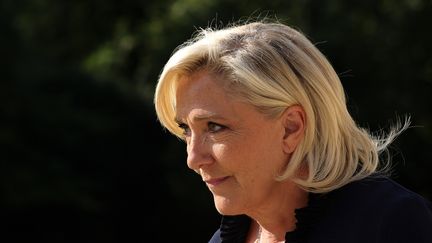 Marine Le Pen, leader du Rassemblement National (RN), arrive à la réunion organisée par le président français avec les dirigeants des groupes parlementaires à l'Elysée à Paris, le 26 août 2024. (TERESA SUAREZ / EPA)