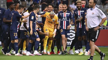 Navas félicité par ses coéquipiers du PSG (FRANCK FIFE / AFP)