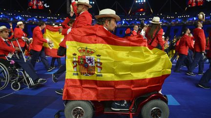 La d&eacute;l&eacute;gation d'athl&egrave;tes espagnols lors de la c&eacute;r&eacute;monie d'ouverture des Jeux paralympiques &agrave; Londres (Royaume-Uni), le 29 ao&ucirc;t 2012. (LEON NEAL / AFP)