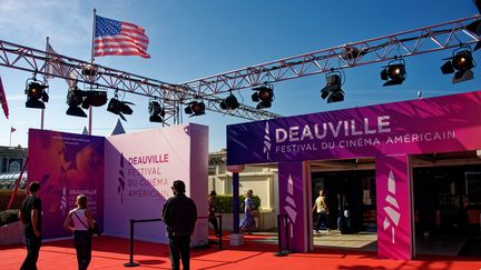 Le tapis rouge du Festival du cinéma américain de Deauville lors de la 47e édition (6 septembre 2021). (DANIEL FOURAY / MAXPPP)