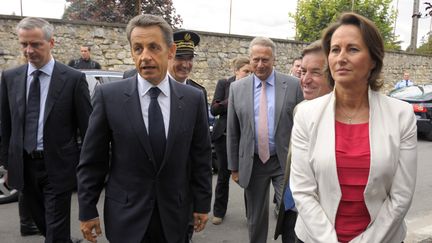 Ségolène Royal et Nicolas Sarkozy participent à une table ronde à&nbsp;La Rochefoucauld (Charente), le 9 juin 2011. (PHILIPPE WOJAZER / AFP)