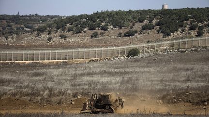 Un v&eacute;hicule isra&eacute;lien patrouille &agrave; la fronti&egrave;re avec la Syrie, sur le plateau du Golan, le 16 septembre 2014. (RONEN ZVULUN / REUTERS)