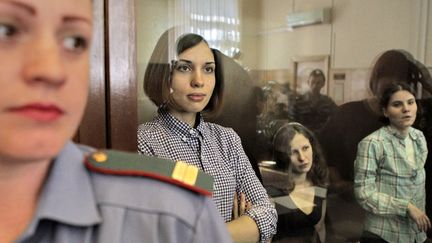 Trois membres de Pussy Riot &agrave; l'ouverture de leur proc&egrave;s, le 30 juillet 2012 &agrave; Moscou (Russie).&nbsp; (ANDREY STENIN / RIA NOVOSTI /AFP)