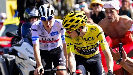 Tadej Pogacar et Jonas Vingegaard au duel lors de la 14e étape du Tour de France, le 15 juillet 2023. (AFP)