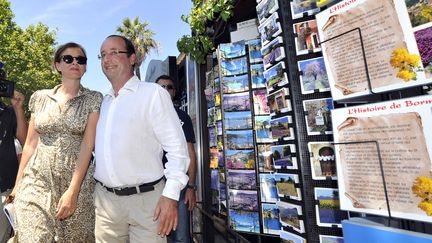 Le couple pr&eacute;sidentiel &agrave; Bormes-les-Mimosas (Var) le 3 ao&ucirc;t 2012. (BORIS HORVAT / AFP)