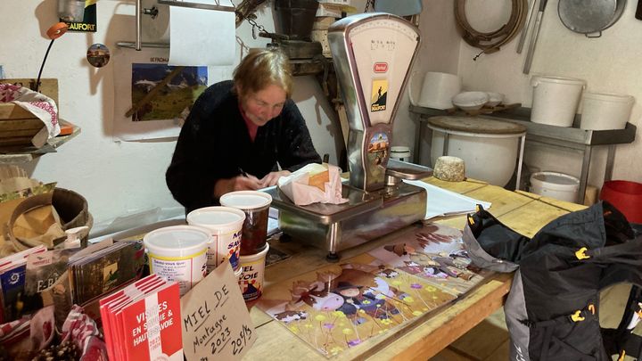 Yvette Empereur vend du Persillé et du Beaufort dans son chalet au Monal. (INGRID POHU / RADIOFRANCE)