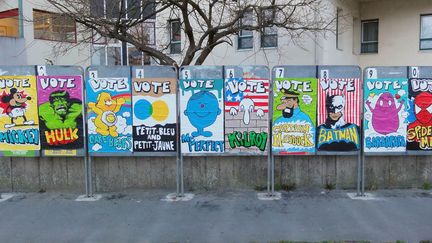 Monsieur Serk, graphiste brestois, a cr&eacute;&eacute; des affiches &eacute;lectorales tr&egrave;s personnelles &agrave; Brest, mardi 17 avril au soir. (MONSIEUR SERK)