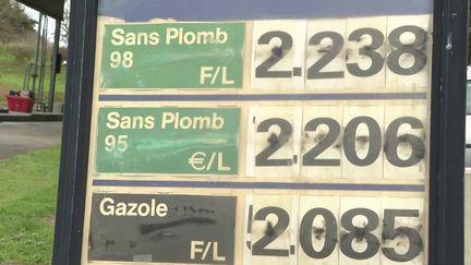 Sur l'Ile de Groix (Morbihan),&nbsp;mardi 8 février, le prix du litre d'essence a dépassé les deux euros : 2,08 euros le litre de gazole et jusqu'à 2,23 le sans-plomb 98. C'est du jamais vu dans la région. Cette flambée est accentuée par l'insularité. (FRANCE 3)