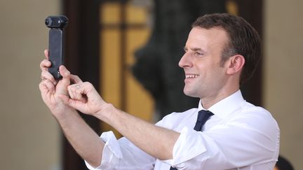 Emmanuel Macron en train de prendre une photo à New Delhi, le 10 mars. (LUDOVIC MARIN / AFP)