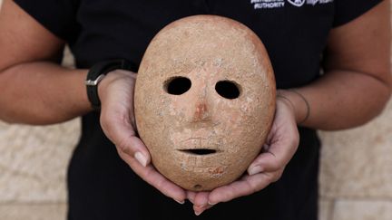 Le masque préhistorique trouvé en Cisjordanie, dans les mains de l'archéologue israélienne Ronit Lupu, à Jerusalem (28 novembre 2018)
 (Abir Sultan / EPA / Newscom / MaxPPP)