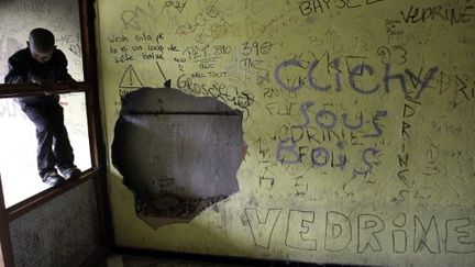 Un enfant dans la cage d'escalier d'un immeuble du quartier du "chêne pointu" à Clichy-sous-bois, le 3 mars 2010. (AFP/JOEL SAGET)